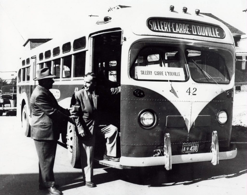 Photo d'un autobus faisant la navette entre Sillery et le Carré d'Youville. Fonds Marcel Thomassin © Société d'histoire de Sillery