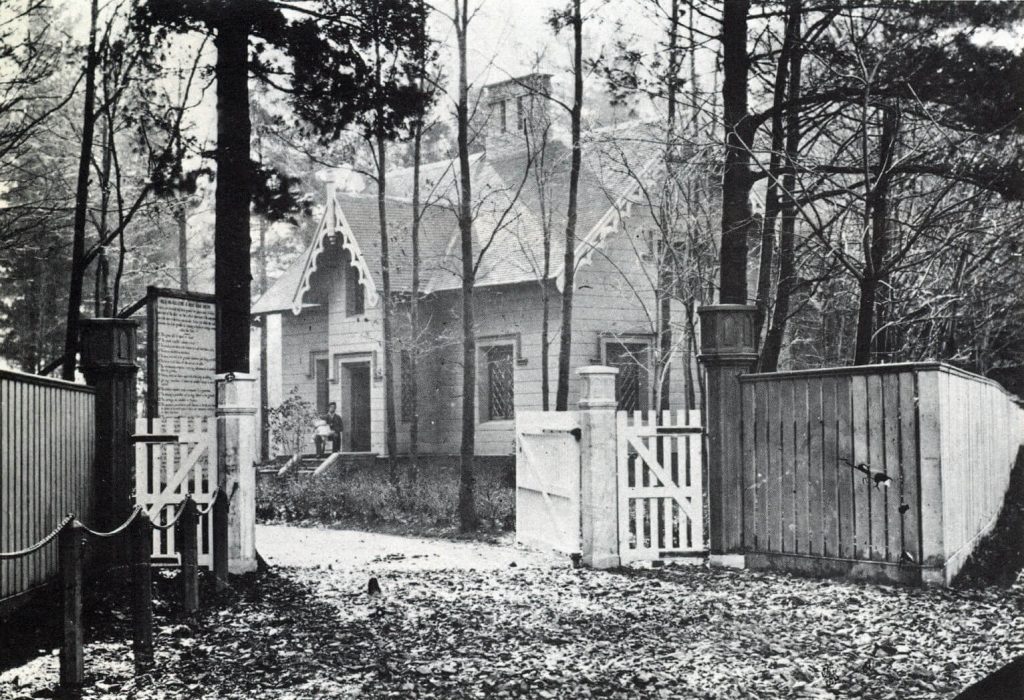 Photo prise vers 1859 de l'entrée du cimetière Mount Hermon, site patrimonial de Sillery — on y voit la maison d'accueil construite vers 1785. Fonds Brian Tregget © Société d'histoire de Sillery