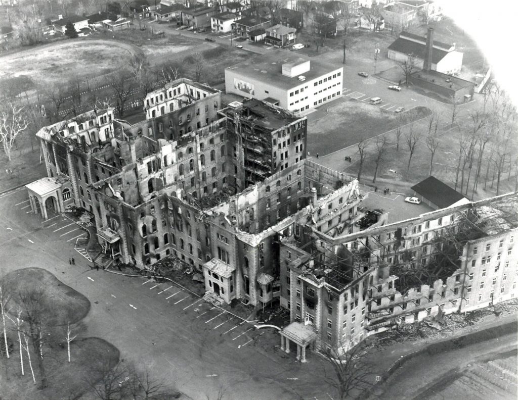 Photographie prise lors de l'incendie du collège Jésus-Marie en 1983 (1983-05-13). © Société d'histoire de Sillery