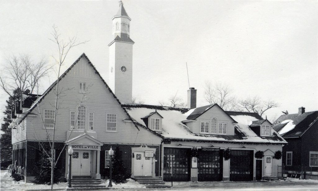 Ancien hôtel de ville de Sillery, construit en 1965 — abritait aussi le poste de police et de pompiers, converti en bibliothèque publique en 2004. © Société d'histoire de Sillery