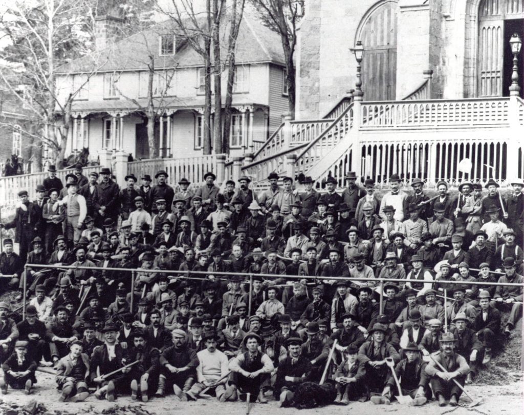 Voici une photographie des ouvriers ayant ouverts l'avenue Maguire probablement prise à la fin du XIXe siècle. © Société d'histoire de Sillery