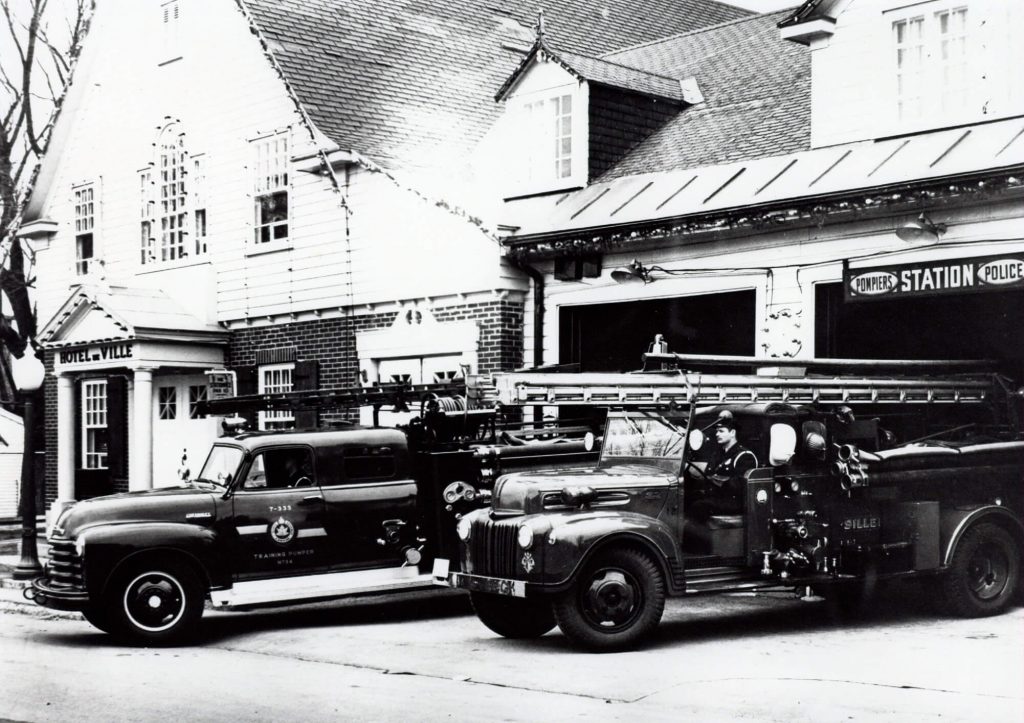 Deux camions de pompiers à la caserne de Sillery. © Société d'histoire de Sillery