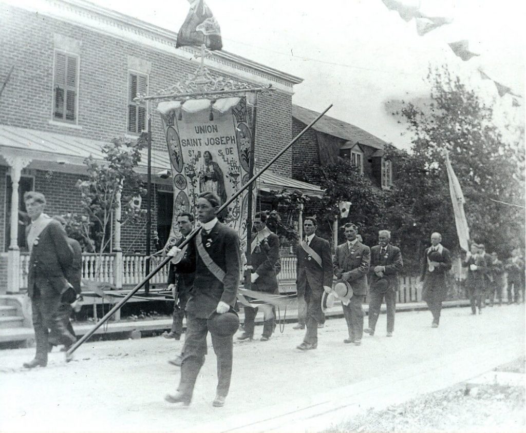 Procession de l'Union Saint-Joseph sur la rue Maguire au début du XXe siècle. Fonds Marcel Thomassin © Société d'histoire de Sillery