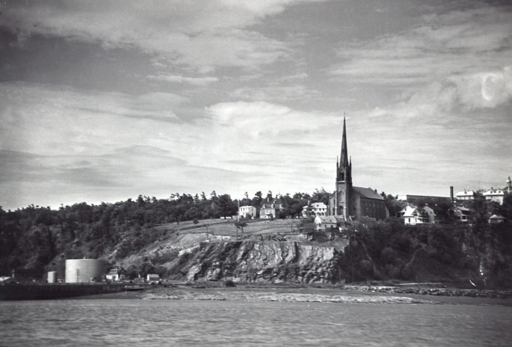 Église de Saint-Colomb vue du quai Frontenac, 1908. Source : Bibliothèque et Archives du Canada, PA-02090, via la Ville de Québec