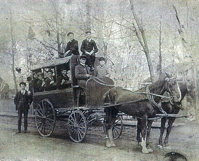 Photo de la collection Adélard Thomassin — groupe d'hommes à bord d'un chariot tiré par des chevaux. Fonds Marcel Thomassin, collection Adélard Thomassin © Société d'histoire de Sillery